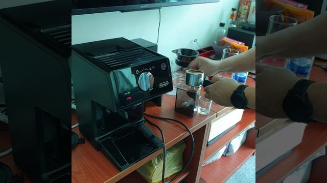 Making a coffee with Delonghi ECP31.21 смотреть онлайн