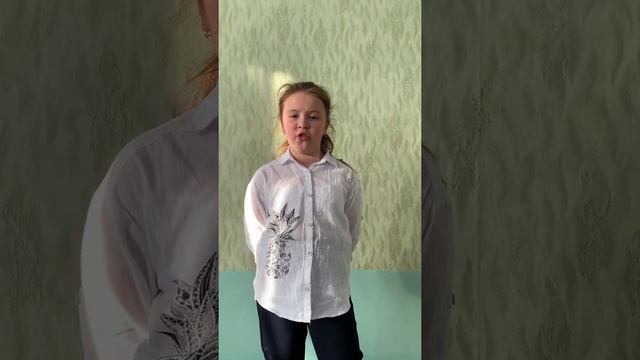 Лавриненко Ульяна , 3 Г класс читает стихотворение Н . Некрасова «Славная осень…» смотреть онлайн