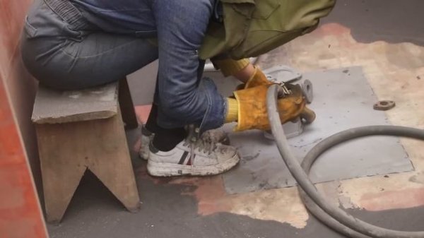 天才女孩背回巨大的柴油机修复,满是淤泥和油渍,完美的改变过程!A Genius Girl Repairs the Diesel Engine by Herself!|林果儿