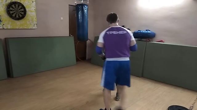 Детская тренировка по боксу. Работа на лапах. Опять двойка. смотреть онлайн