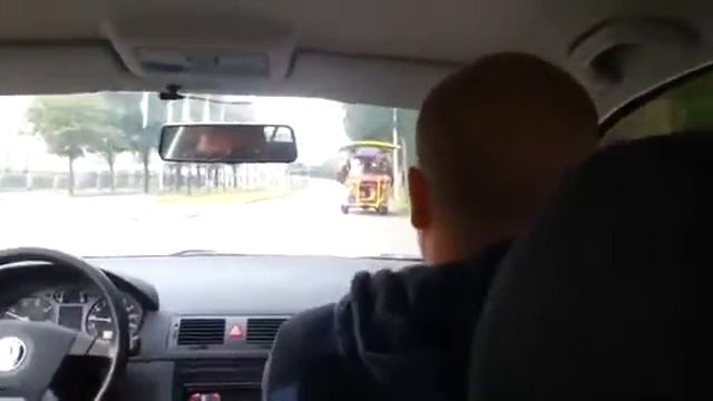 Обалдеть, мужик подкатывает к заднице телки на машине! смотреть онлайн