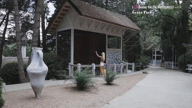 Гостья отеля Yalta Intourist говорит с восторгом о зоопарке смотреть онлайн