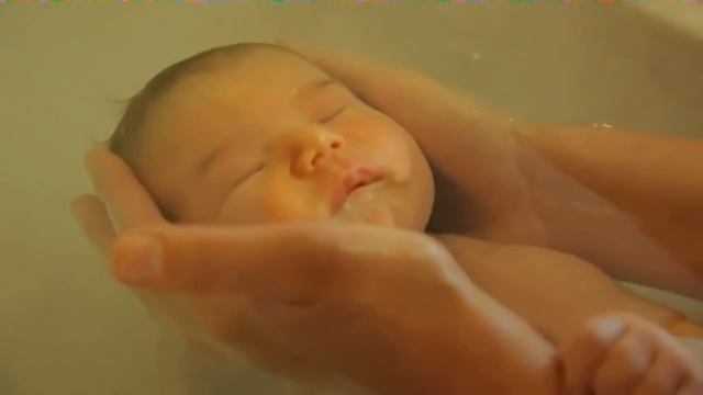 Купание новорожденного. Удивительное видео смотреть онлайн