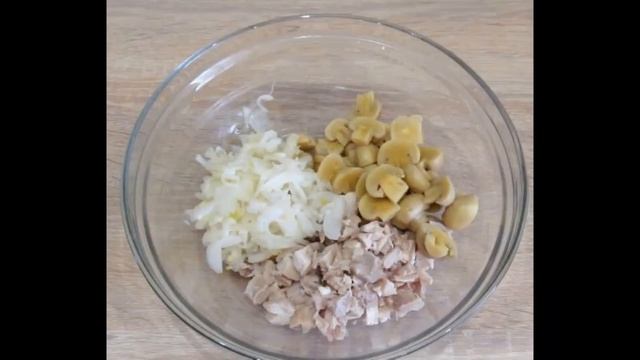 Салат с курицей, ананасами и грибами смотреть онлайн