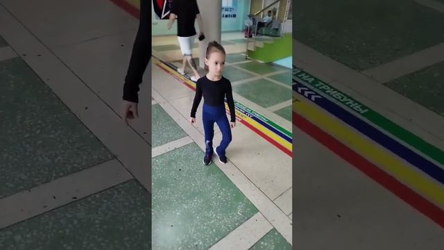 Разминка маленькой фигуристки перед льдом. Скакалка, приседания и т.п. смотреть онлайн