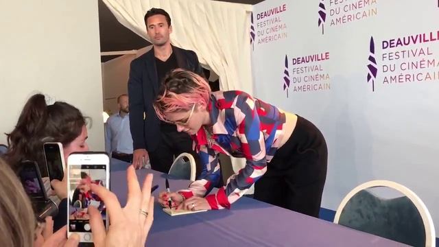 Quand Kristen Stewart prend vraiment vraiment vraiment le temps de signer des autographes смотреть онлайн