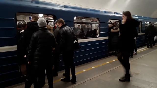 Вагон люди стоят на станции Площадь Восстания смотреть онлайн