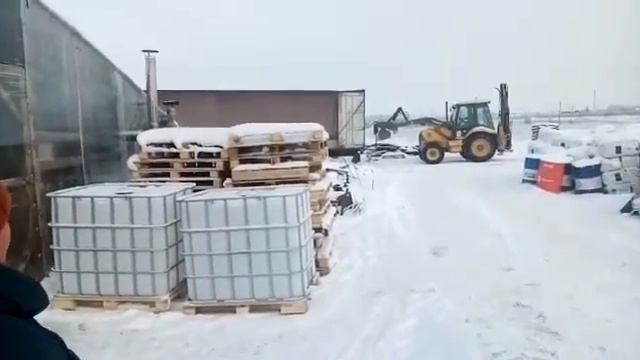 Работа экскаватора погрузчика Volvo BL71 с вилами смотреть онлайн