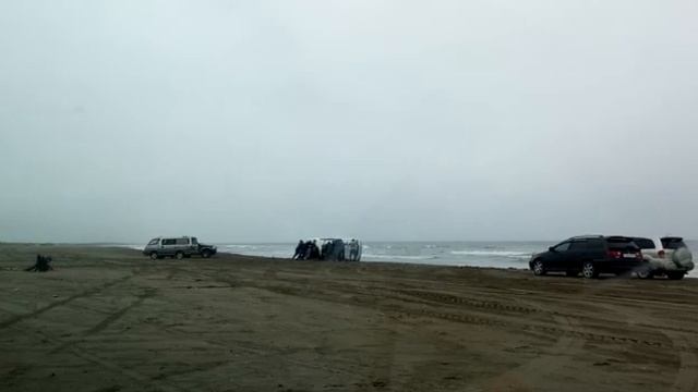 Спасатели достали автомобиль из моря в Стародубском смотреть онлайн