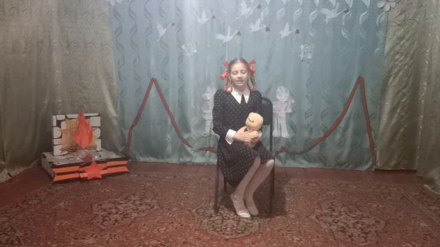 Стихотворение "Оборванного мишку утишала" читает Недошковская Ульяна смотреть онлайн