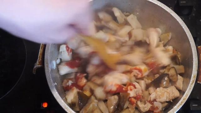 Гуляш из курицы и белых грибов в сливочном соусе. смотреть онлайн