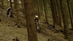 «Гонки» крутые спуски «на велосипедах».Это жесть гонки на BMX.Самые сложные гонки на велосипедах.