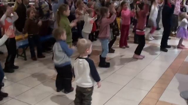 Видео для детей. Дети и Родители приколы на празднике Videos for kids funny смотреть онлайн