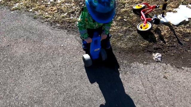 Первый раз на беговеле в 2 года | The first runbike ride of 2-year old child смотреть онлайн