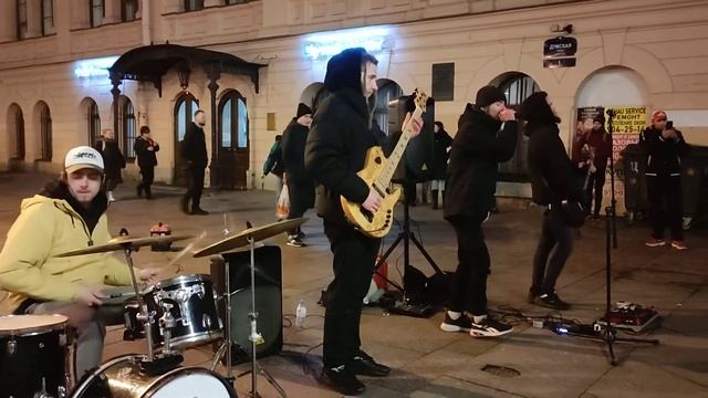 Питерская группа "ISTREETBAND" и солист Иван Черепанов выступают на Думской улице в Санкт-Петербург смотреть онлайн