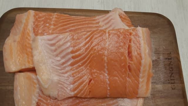 Рыба нежная и вкусная. Как быстро засолить красную рыбу без заморочек. Малосольная форель, семга смотреть онлайн