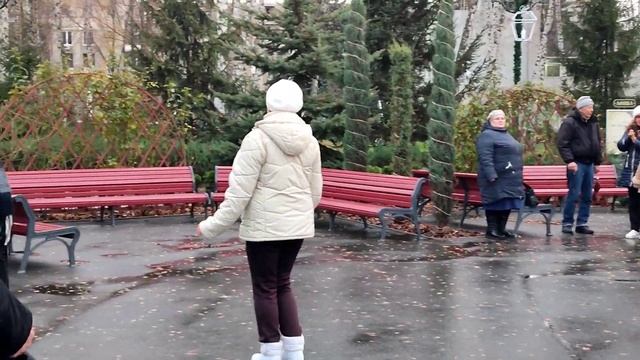 ПОЛЕВЫЕ ЦВЕТЫ СОБЕРУ БУКЕТ!???/ТАНЦЫ В ПАРКЕ ГОРЬКОГО ХАРЬКОВ НОЯБРЬ 2021 смотреть онлайн