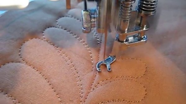 Free Motion Quilting a Simple Feather
