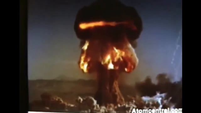 Vera Lynn “We’ll meet again” but it’s just Nukes exploding смотреть онлайн