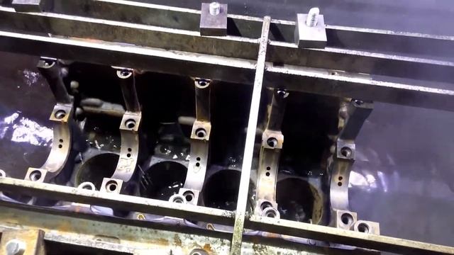 CUMMINS 3.8. Проверка блока цилиндров на трещины.