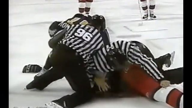 Max Afinogenov fights vs Justin Williams from Hurricanes (2006) смотреть онлайн