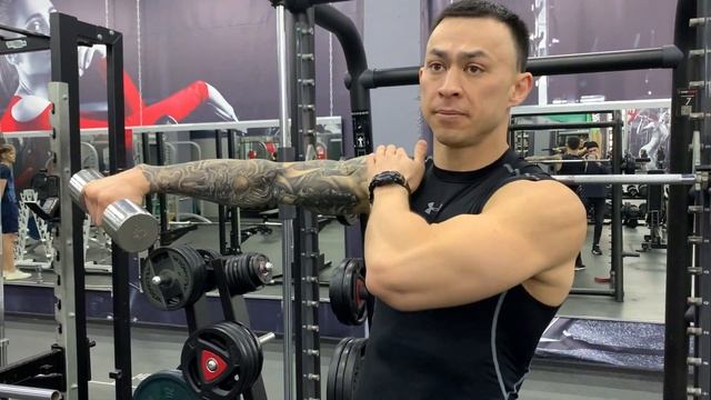 Раздение гантелей через стороны стоя смотреть онлайн