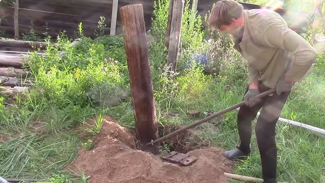 239 Из последних сил... Этот турник почти меня одолел. Художник в белорусской деревне.