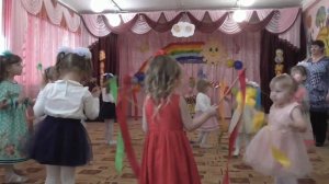 Танец с ленточками малыши.