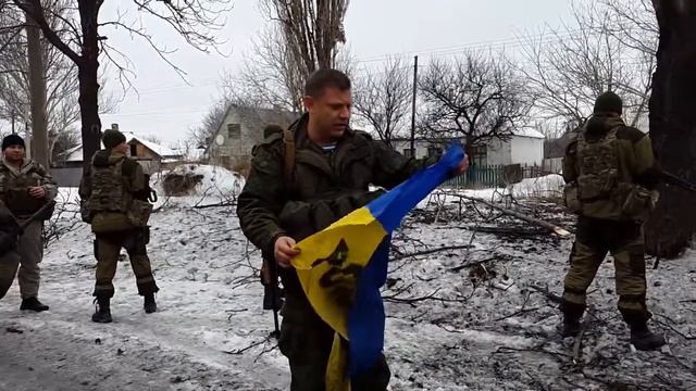 Александр Захарченко с флагом киборгов из аэропорта. смотреть онлайн