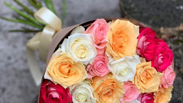 Букет из 25 разноцветных роз