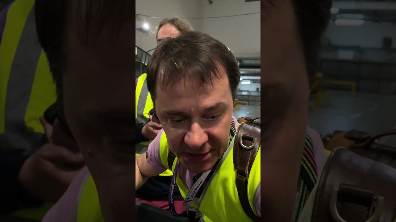 В Пулково запретили упаковывать багаж в пищевую пленку. Объясняю почему смотреть онлайн