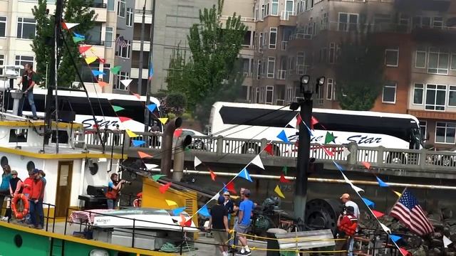 1944 Tug Boat Fits In Tight Downtown Seattle Marina смотреть онлайн