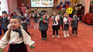 Танец "Пластмассовые шарики". (Ю. Селиверстова) Группа №10 "Солнечные зайчики"