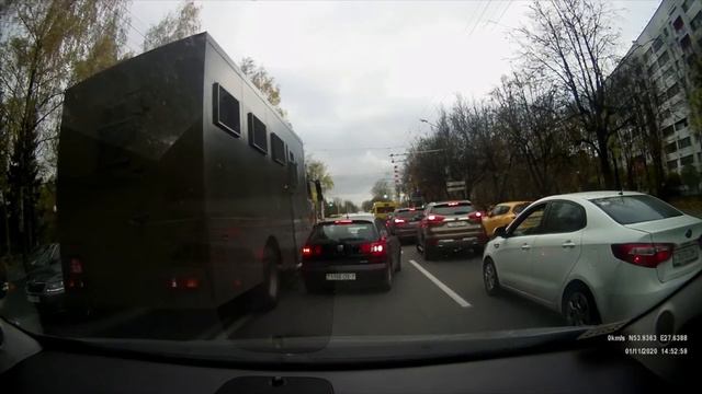 Автозак в Минске протаранил авто и сломал боковое зеркало смотреть онлайн