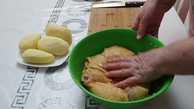 курица в духовке. генеральная уборка в одной комнате и готовка обеда. ????