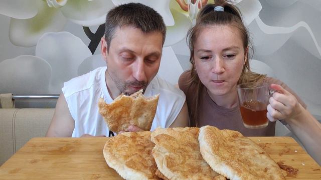 АСМР ХРУСТЯЩИЕ ЧЕБУРЕКИ | MUKBANG BIG CHEBUREKS #chebureks #mukbang #asmrrussia #чебуреки #мукбанг