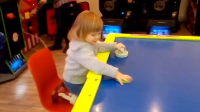 Манька играет в настольный хоккей))) смотреть онлайн