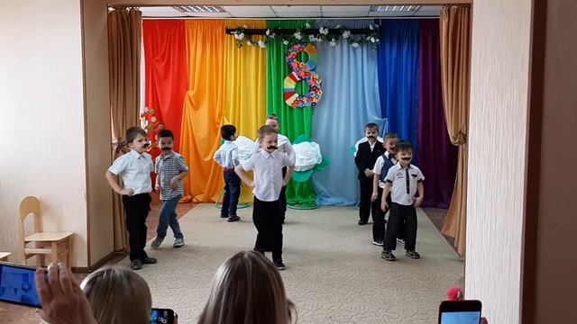 Шапокляк, песня детская, сами с усами на 8 марта смотреть онлайн