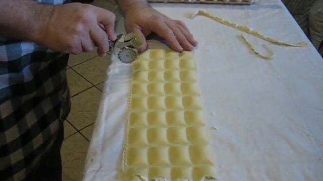 Easy Ravioli making with a Checkered Pin смотреть онлайн