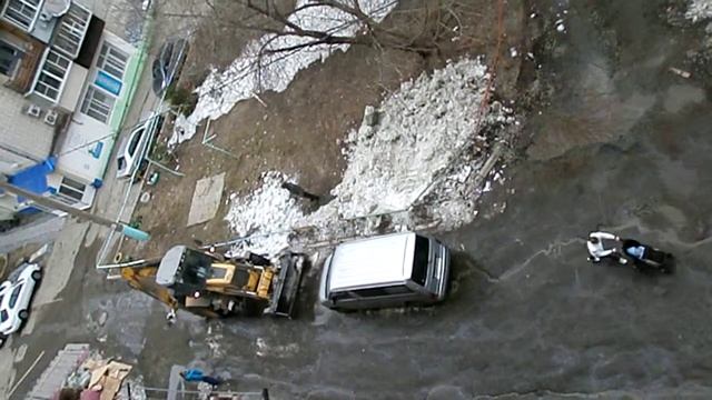 17.04.15 Хабаровск, ул. Владивостокская дворник раскидывает снег чтобы таял, начальница P4170172 смотреть онлайн