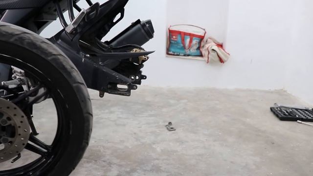 How To Check & Replace A Chain Sprocket Kit Ft. R15 V2 смотреть онлайн