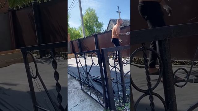 Мы недавно купили дом. Показываю вам кусочек двора с зоной отдых для детей смотреть онлайн