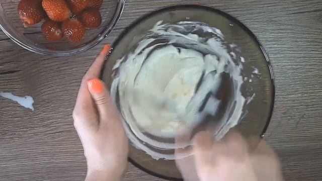 Бисквитный рулет с клубникой. Без миксера или блендера, нежнейший рулет за 20 минут! смотреть онлайн