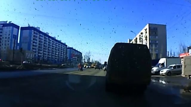 Мамаша с коляской бросается под колеса Волжский смотреть онлайн