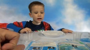 Макс и папа играют со льдом