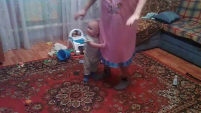 Бабушка с внуком танцует смотреть онлайн