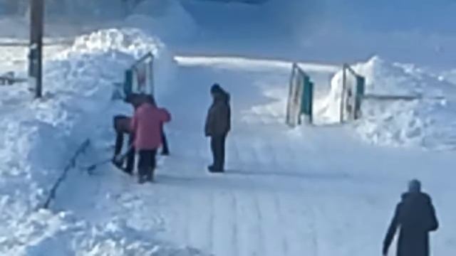 Снег чистят смотреть онлайн