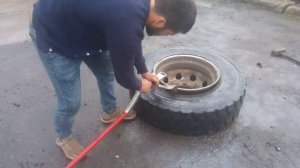 Мастер класс, как разбортировать колесо от большегруза за одну минуту.