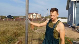 Установка забора на глинистой почве.