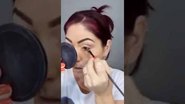 Maquiagem classica com uma pegada de glitter dourado e duplo delineado. смотреть онлайн